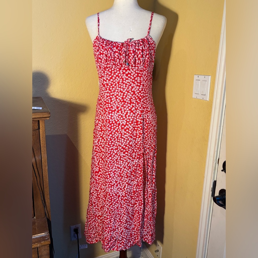 Showpo Willa Red Floral cottage inspired Midi Dress with Slit. Size 6. NWT - Picture 5 of 9